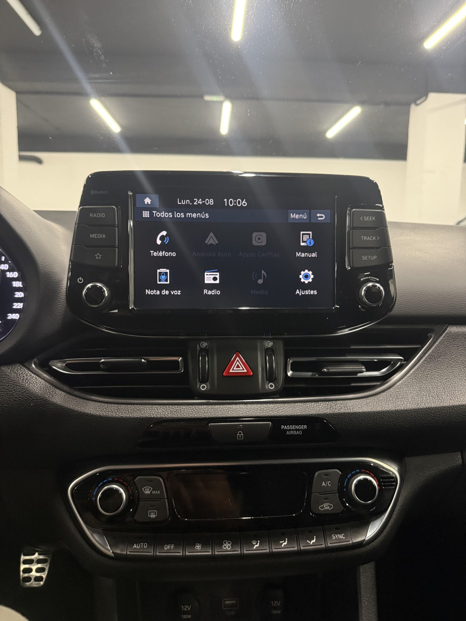Salpicadero Hyundai i30 pantalla táctil 8 pulgadas Apple CarPlay Android Auto Salpicadero Hyundai i30 pantalla táctil 8 pulgadas Apple CarPlay Android Auto