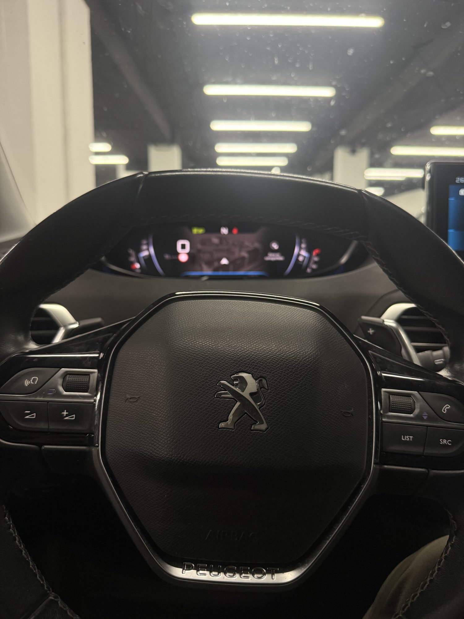 Interior Peugeot 5008 i-Cockpit pantalla táctil 10 pulgadas cuadro digital