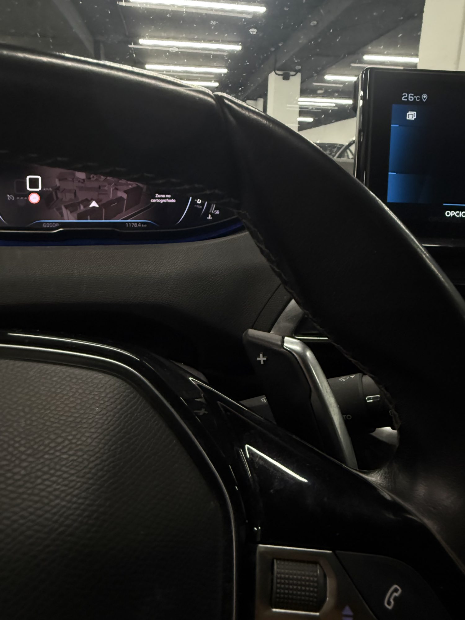 Interior Peugeot 5008 i-Cockpit pantalla táctil 10 pulgadas cuadro digital