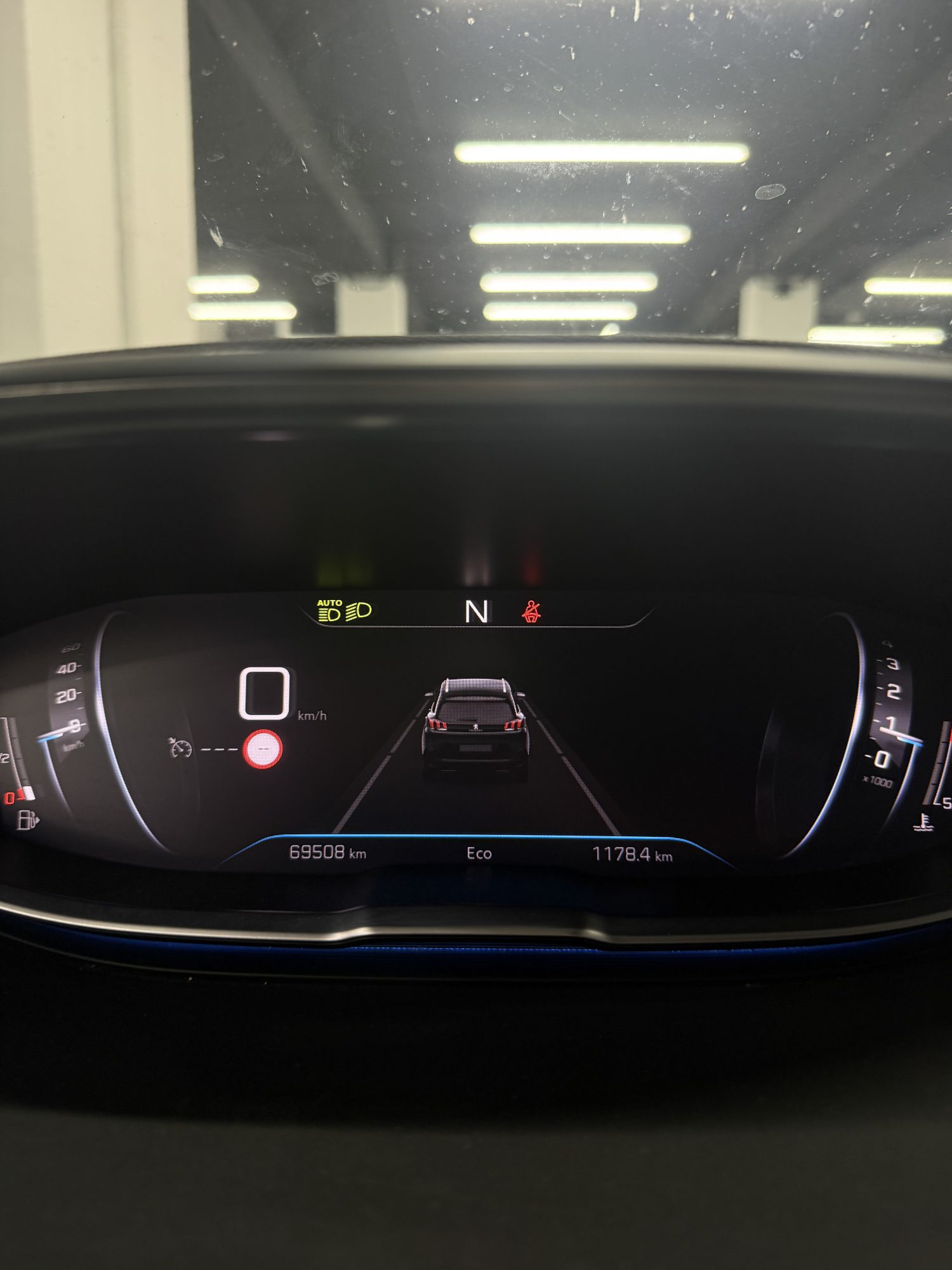 Interior Peugeot 5008 i-Cockpit pantalla táctil 10 pulgadas cuadro digital