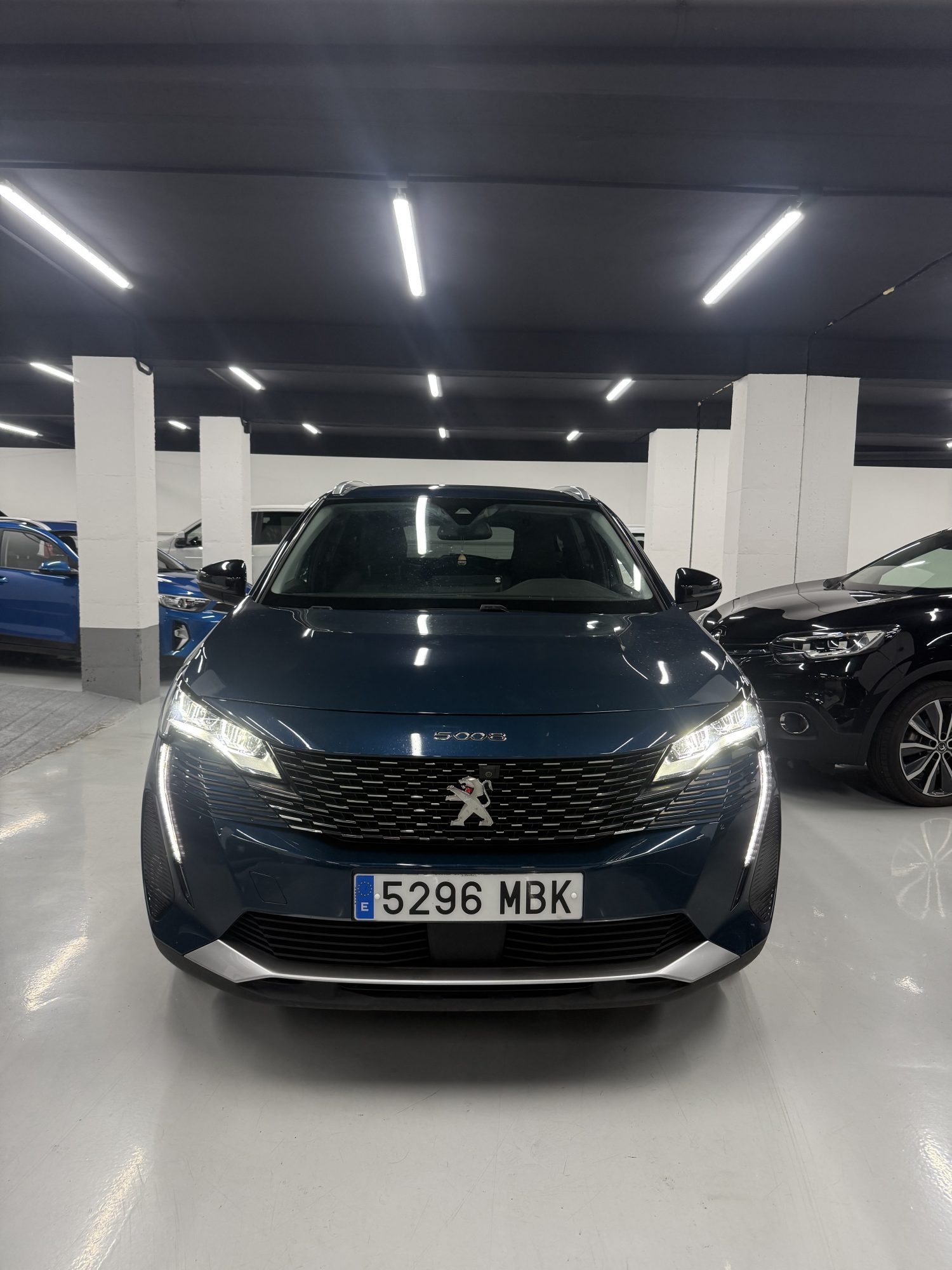 Peugeot 5008 Allure Pack azul oscuro 2022 vista frontal lateral en SZ Motor Zaragoza
