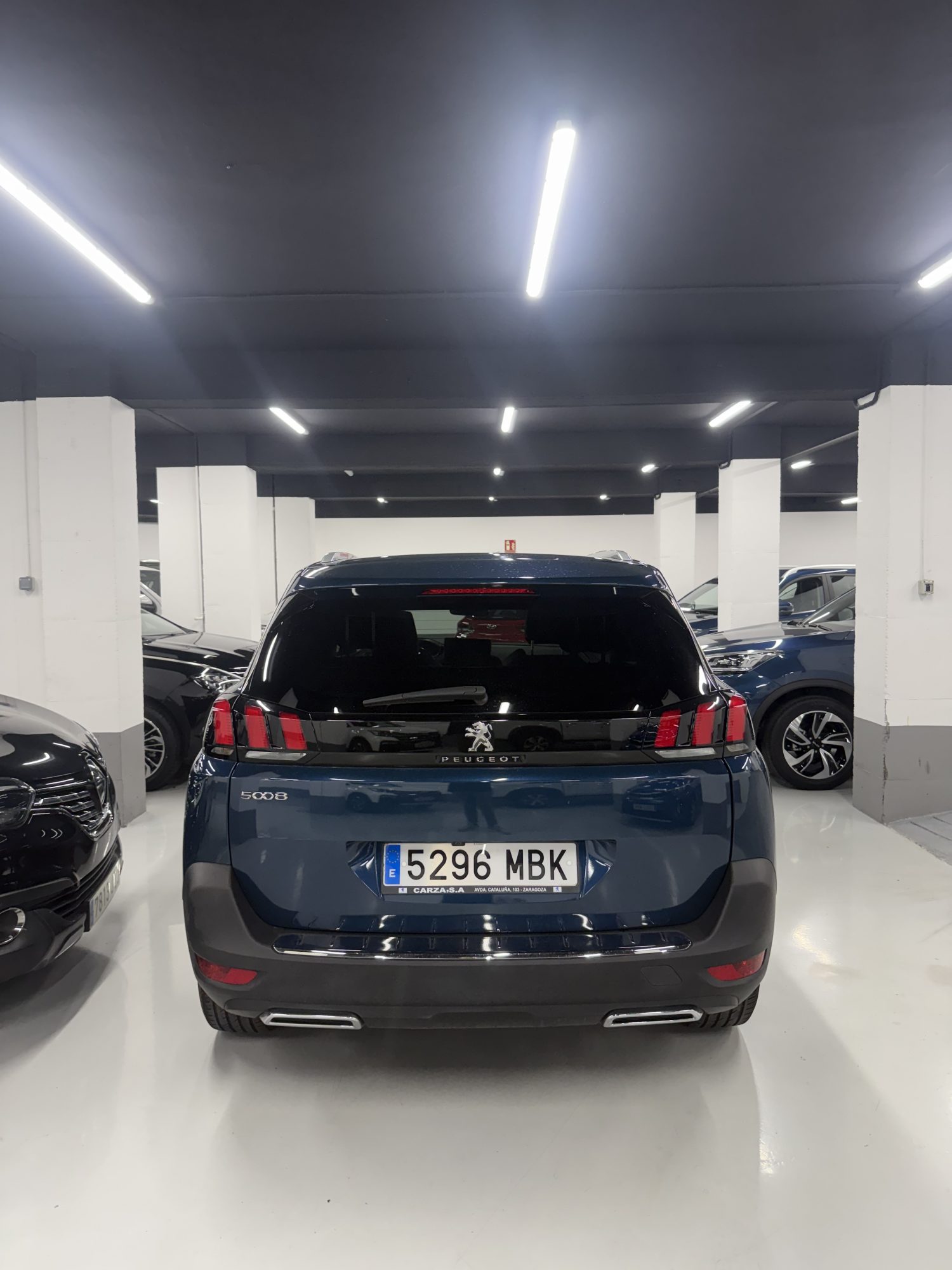 Peugeot 5008 Allure Pack azul oscuro 2022 vista trasera lateral en SZ Motor Zaragoza