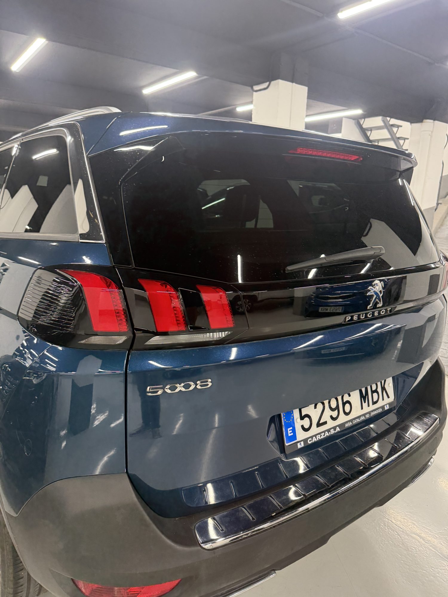 Peugeot 5008 Allure Pack azul oscuro 2022 vista trasera lateral en SZ Motor Zaragoza