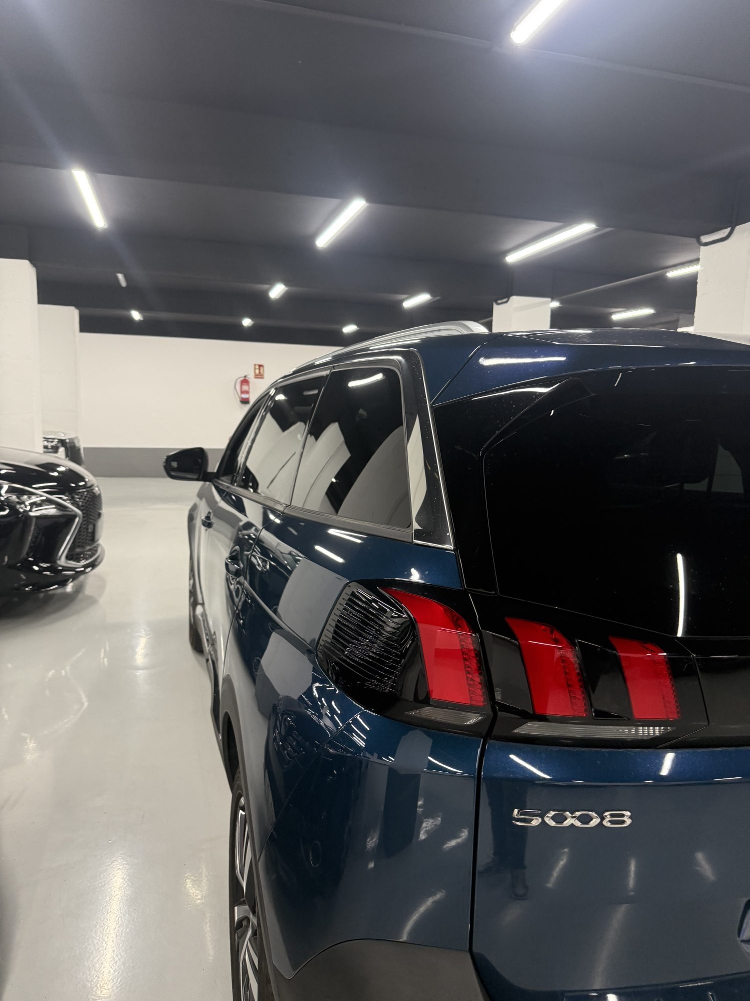 Peugeot 5008 Allure Pack azul oscuro 2022 vista trasera lateral en SZ Motor Zaragoza