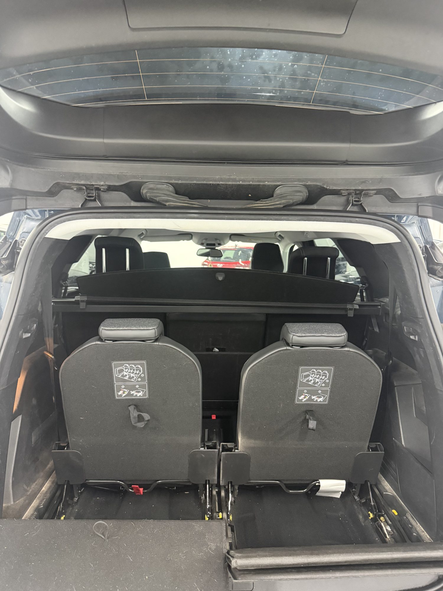 Tercera fila asientos Peugeot 5008 7 plazas configuración 2+3+2
