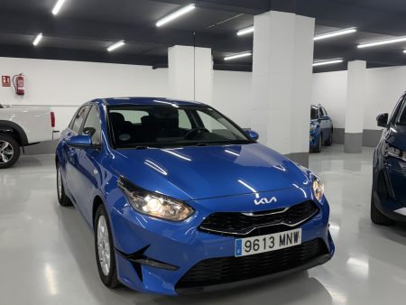 Kia Ceed segunda mano Zaragoza acabado Drive color azul vista frontal en SZ Motor