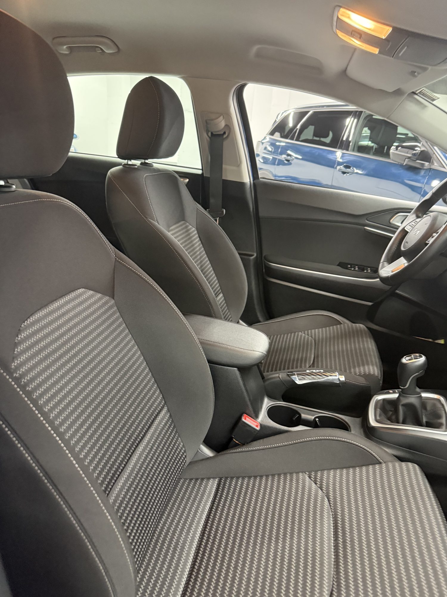 Kia Ceed segunda mano Zaragoza acabado Drive color azul vista habitáculo interior en SZ Motor Kia Ceed segunda mano Zaragoza acabado Drive color azul vista habitáculo interior en SZ Motor