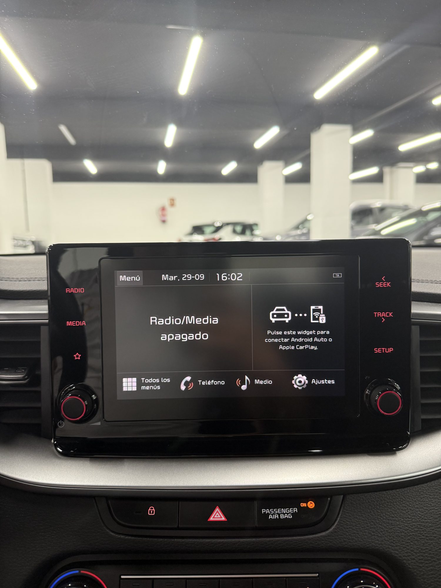 Kia Ceed segunda mano Zaragoza acabado Drive color azul vista panel multimedia en SZ Motor Kia Ceed segunda mano Zaragoza acabado Drive color azul vista panel multimedia en SZ Motor
