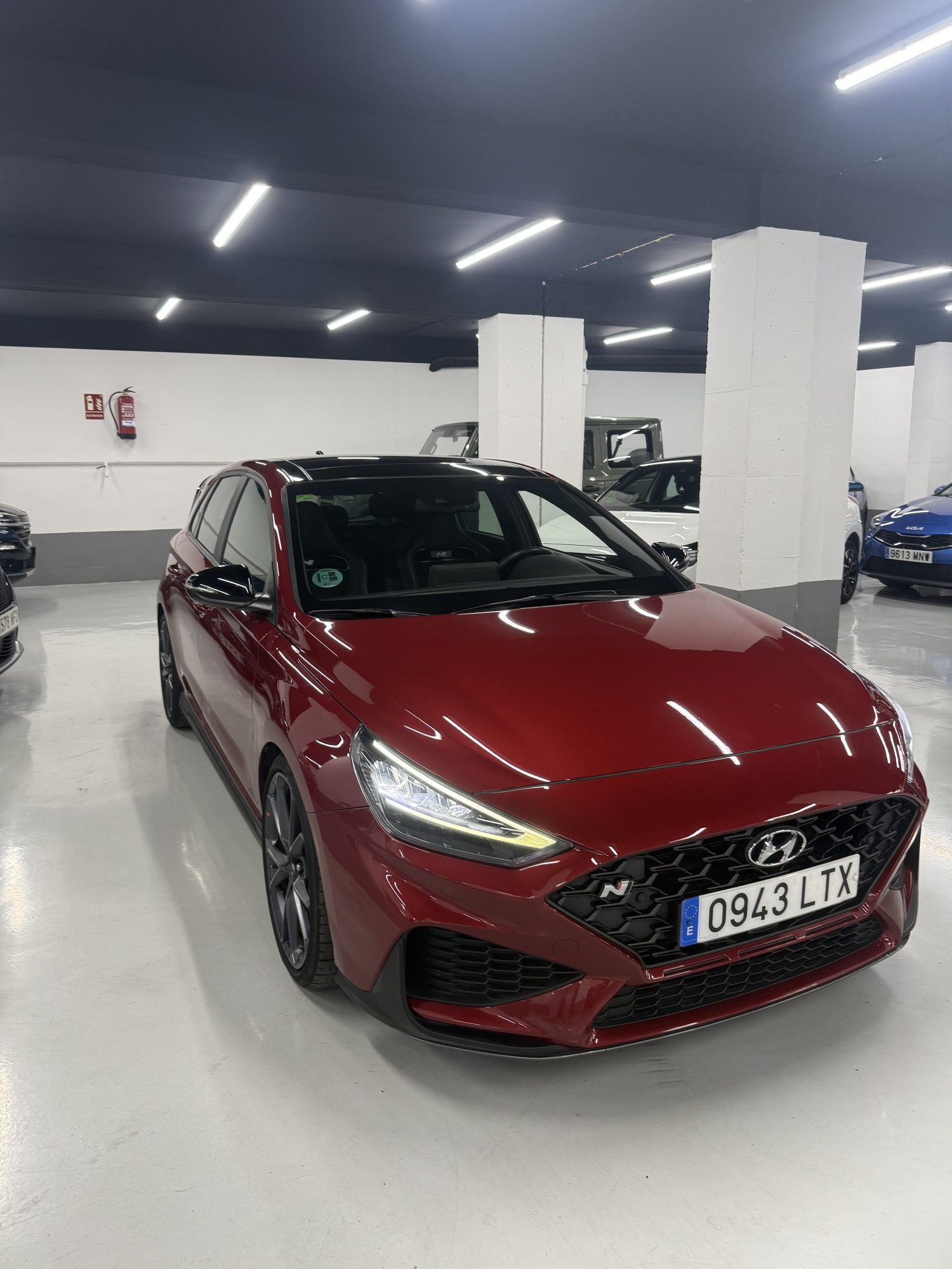 Frontal deportivo del Hyundai i30 N 280CV Performance Zaragoza en color rojo metálico en SZ Motor. Frontal deportivo del Hyundai i30 N 280CV Performance Zaragoza en color rojo metálico en SZ Motor.