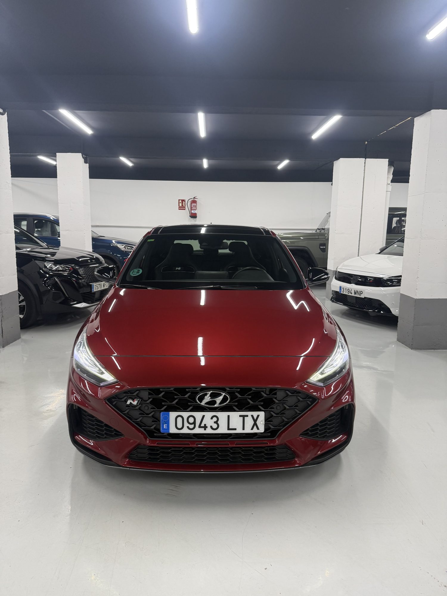 Frontal deportivo del Hyundai i30 N 280CV Performance Zaragoza en color rojo metálico en SZ Motor. Frontal deportivo del Hyundai i30 N 280CV Performance Zaragoza en color rojo metálico en SZ Motor.