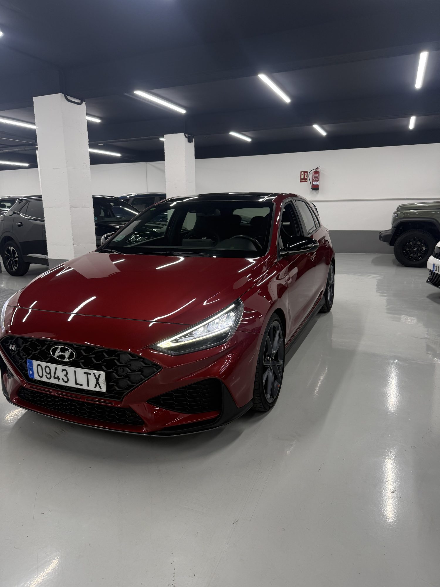 Frontal deportivo del Hyundai i30 N 280CV Performance Zaragoza en color rojo metálico en SZ Motor. Frontal deportivo del Hyundai i30 N 280CV Performance Zaragoza en color rojo metálico en SZ Motor.