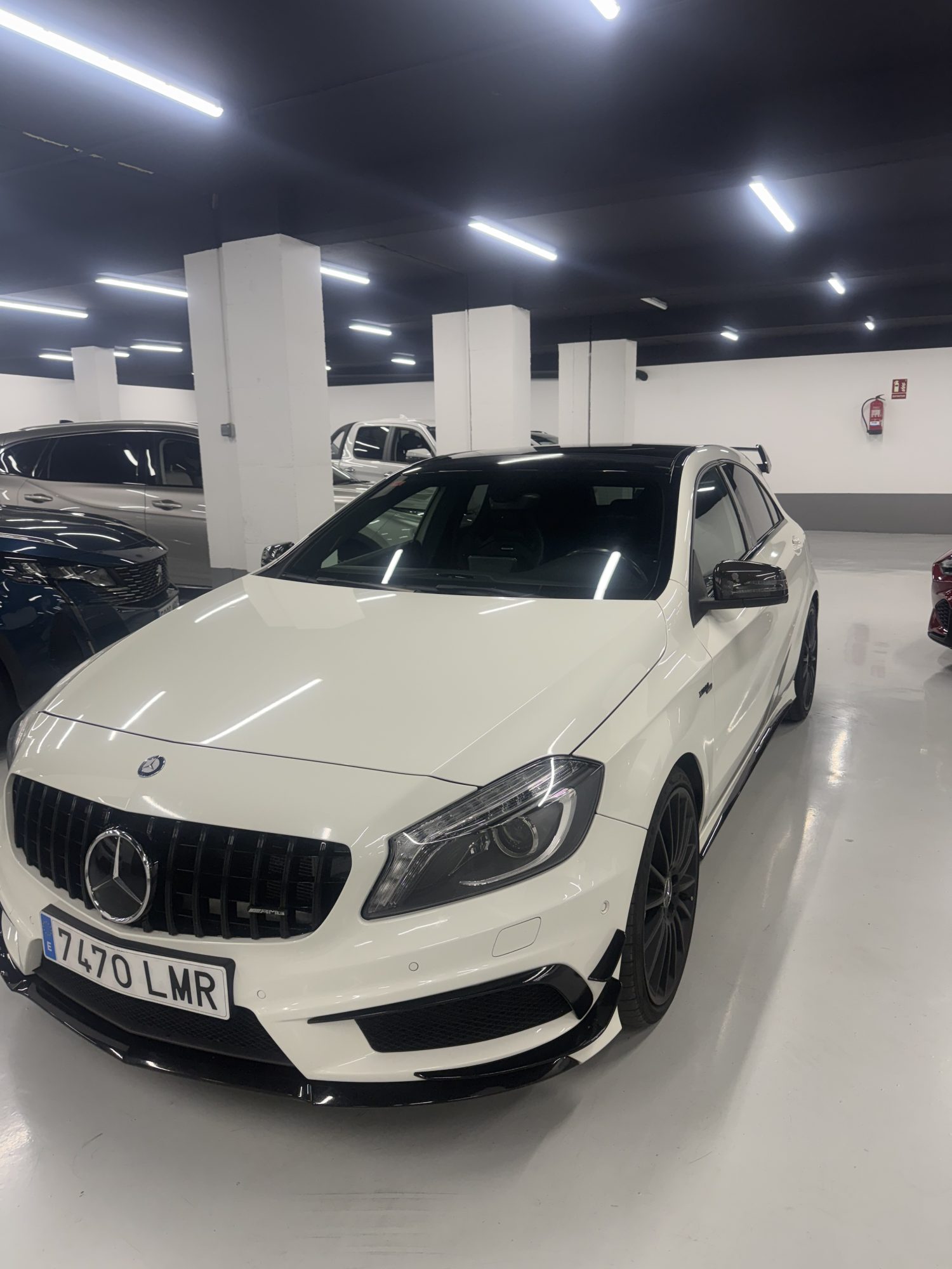 Mercedes A45 AMG ocasión Zaragoza blanco vista frontal en concesionario SZ Motor Mercedes A45 AMG ocasión Zaragoza blanco vista frontal en concesionario SZ Motor