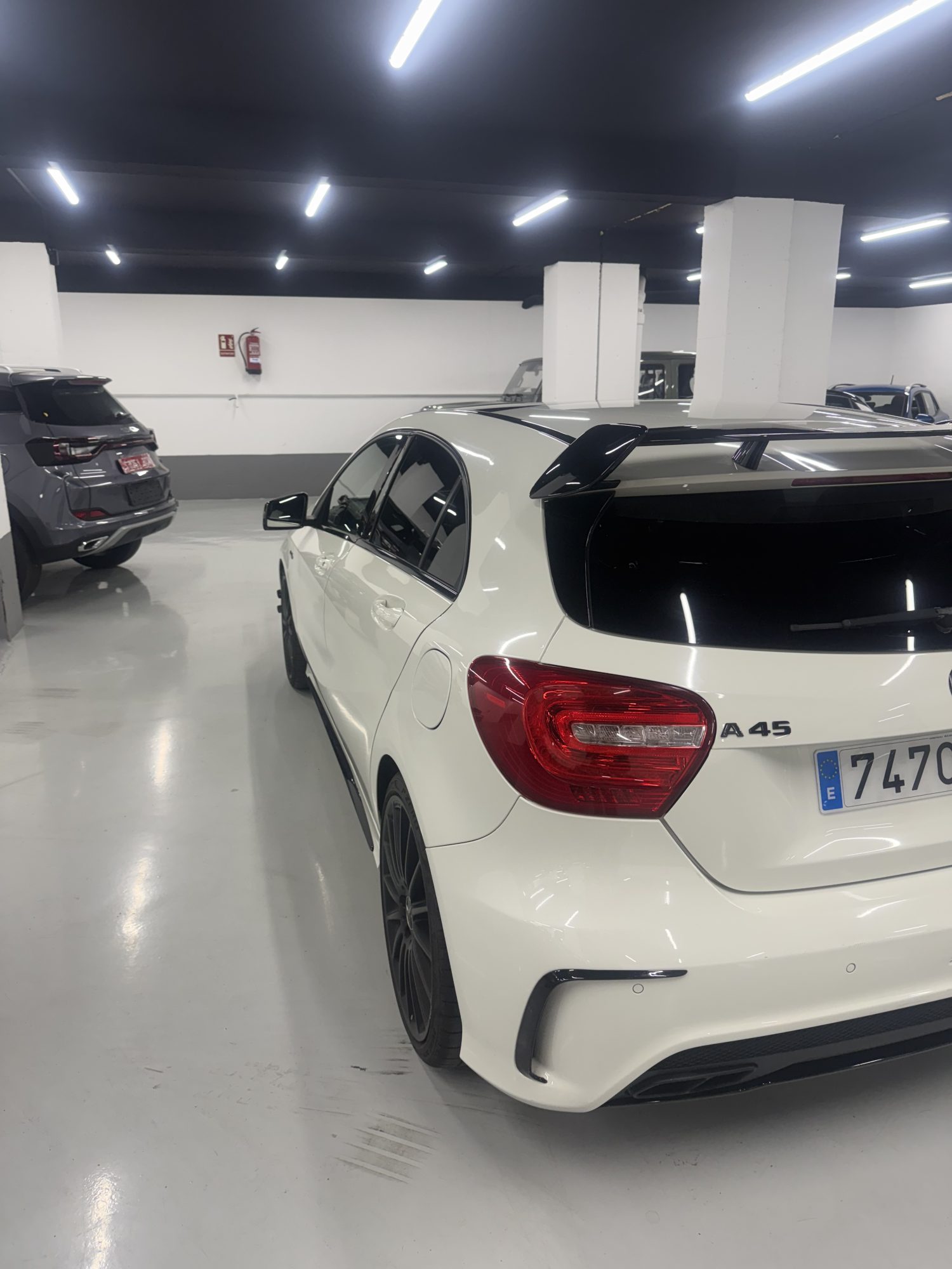 Mercedes A45 AMG ocasión Zaragoza blanco vista frontal trasera en concesionario SZ Motor Mercedes A45 AMG ocasión Zaragoza blanco vista frontal trasera en concesionario SZ Motor