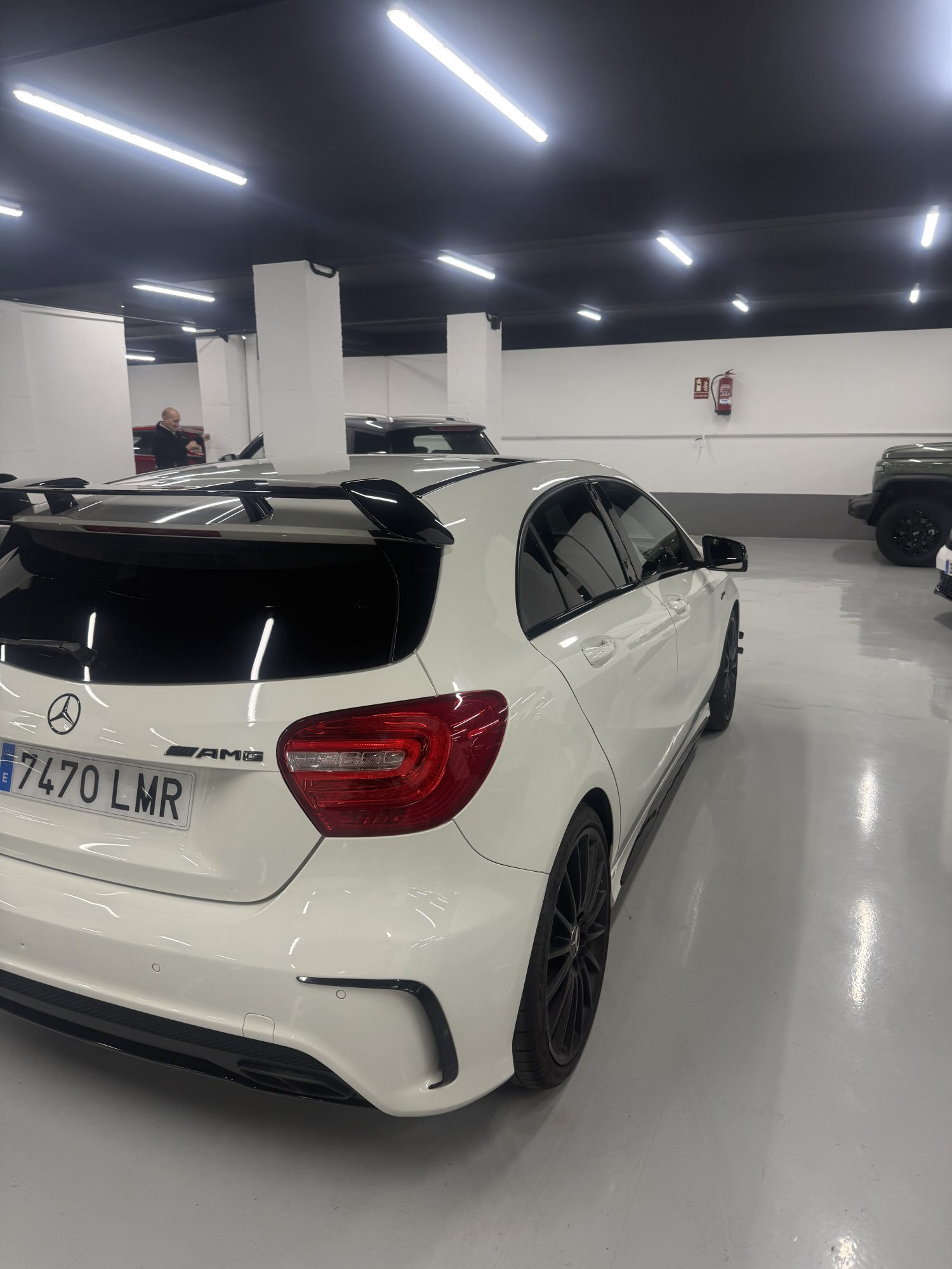 Mercedes A45 AMG ocasión Zaragoza blanco vista frontal trasera en concesionario SZ Motor Mercedes A45 AMG ocasión Zaragoza blanco vista frontal trasera en concesionario SZ Motor