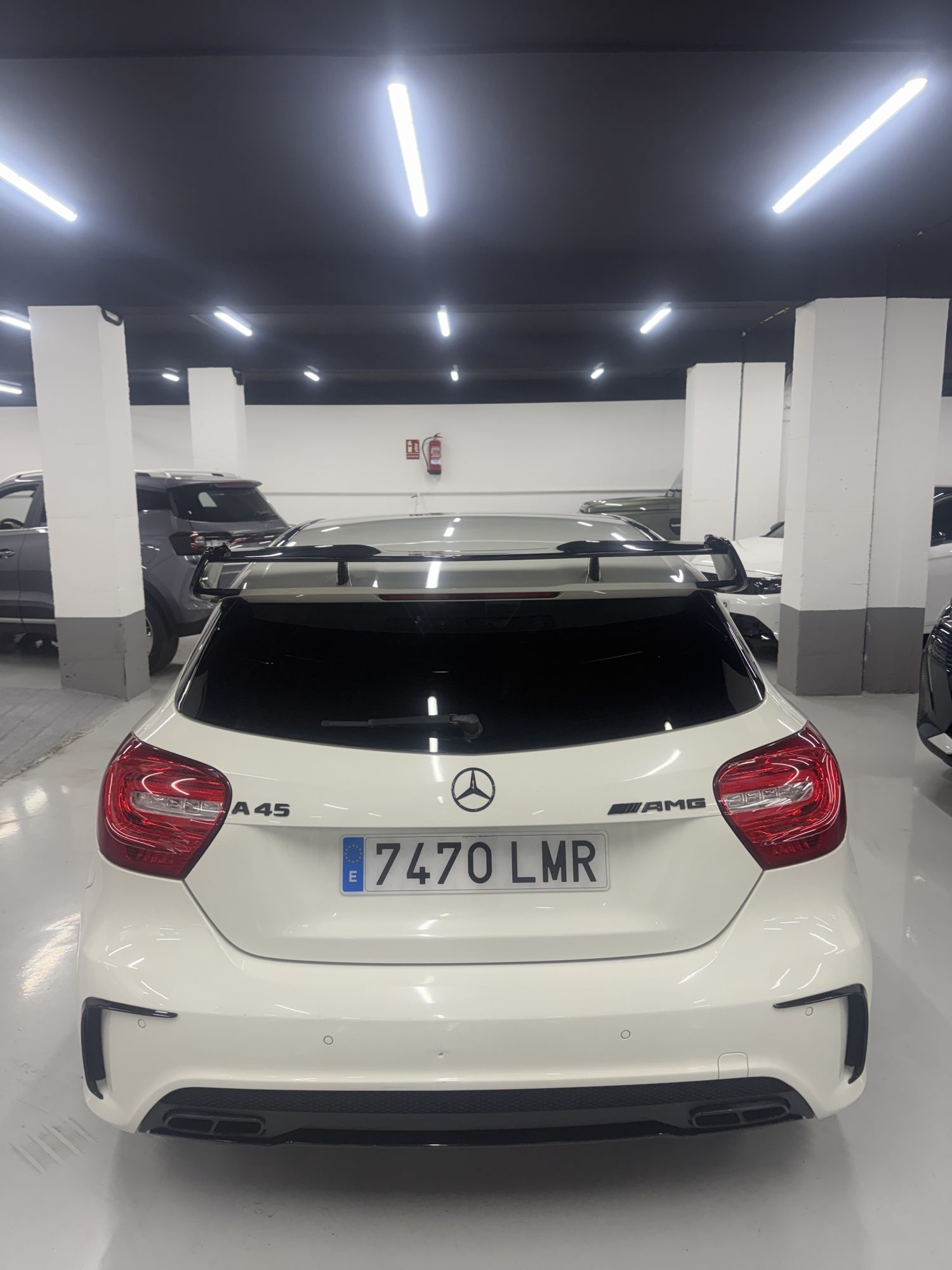 Mercedes A45 AMG ocasión Zaragoza blanco vista frontal trasera en concesionario SZ Motor Mercedes A45 AMG ocasión Zaragoza blanco vista frontal trasera en concesionario SZ Motor