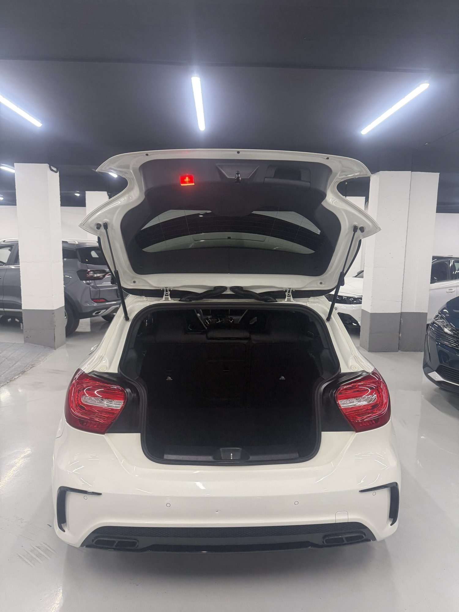 Mercedes A45 AMG ocasión Zaragoza blanco vista frontal trasera maletero en concesionario SZ Motor Mercedes A45 AMG ocasión Zaragoza blanco vista frontal trasera maletero en concesionario SZ Motor